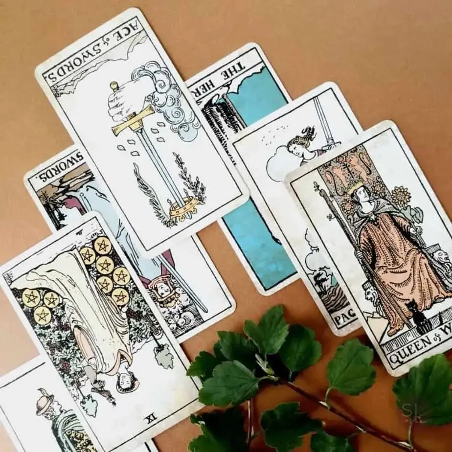 DIFFERENT TYPES OF TAROT SPREADS