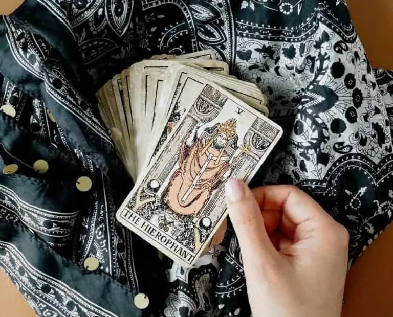 What A Tarot Card Cloth Is And How To Use It